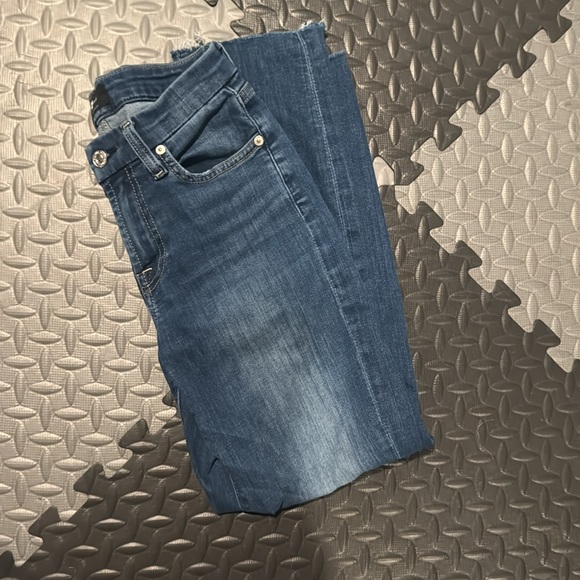 7 For All Mankind Denim - 7 for all mankind 👖💙 Cropped Blue Jeans.   Women’s size 25